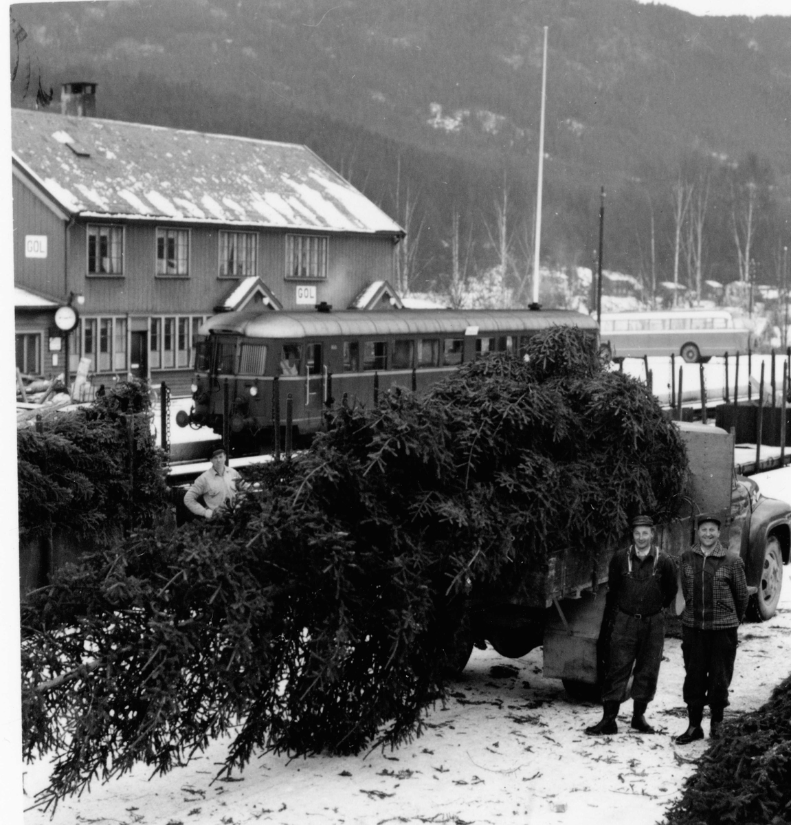 Juletretransport med jernbanen.
Frå v.Østen Roe som har lastebilenTore Juven og Endre Brennhovd skal laste opp til Bergen på Gol Stasjon.