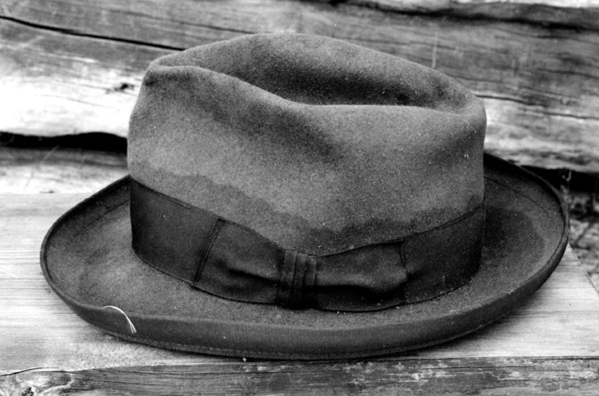 Hatten hører til utstyret i koia fra Kvanstranddammen som står på Prestøya. 
Hatten har vært brukt på jakt av giveren. 