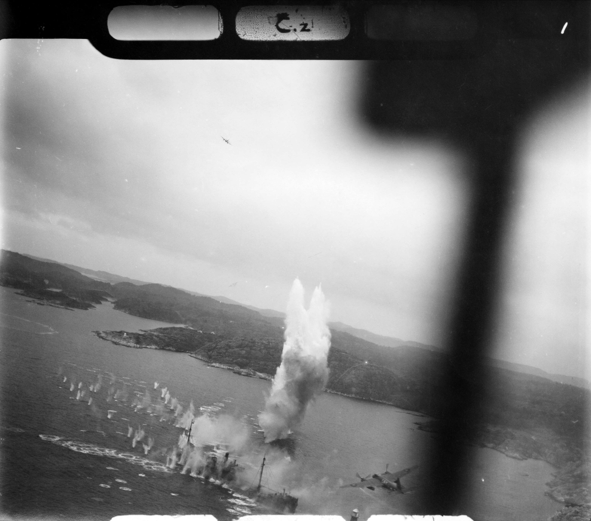 RAF angriper fiendtlige skip på norskekysten. Sted og tidspunkt ukjent.