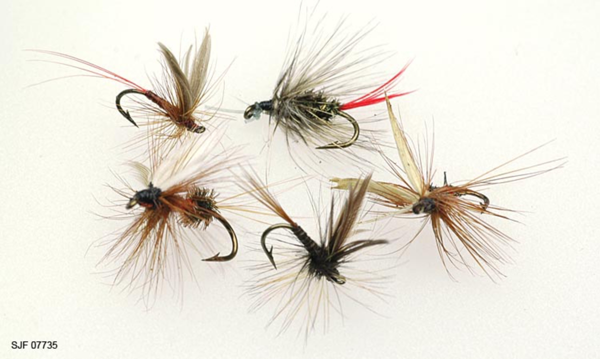 Tilstand: I forbindelse med omfotografering av gjenstander høsten 2002 fant OT Ljøstad at alle fluene i ett av eskens rom var helt ødelagte av møll, mens fluene i et annet rom var delvis ødelagte.  Skadene skyldes lagring i magasin C, som har temperaturforhold som møllen tåler. 

Boksen inneholder ialt 104 fluer. For å nevne noen: Red Tag og Black Gnat. Tørrfluen flyter og kan sees selv i dårlig belysning da den flyter høyt på grunn av de lange armene. Boksen har ialt 10 rom. Giveren har skrevet ei bok med navnet "Isfiske" sammen med Knut Rom. Giverens far var en ivrig sportsfisker og er gitt tittelen "Den fullendte sportsfisker". 