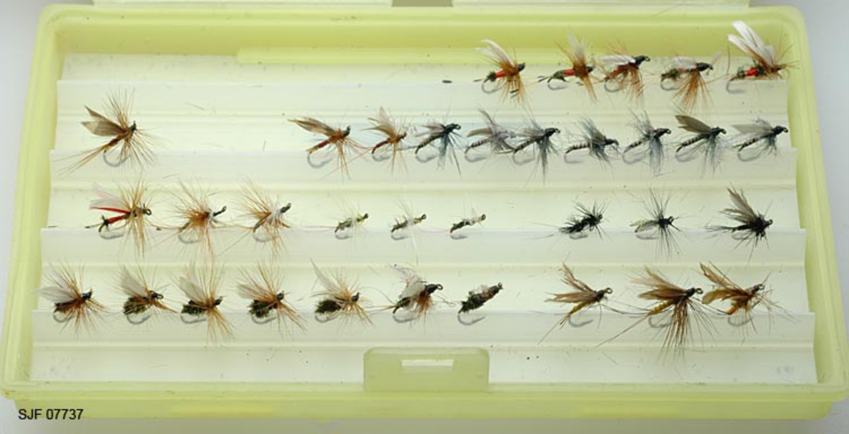 Boksen inneholder ialt 76 fluer alle ant. tørrfluer. 2 stk har ekstra lange bein ant. navn: Daddy long legg. Tørrfluene virker på den måten at de flyter oppå vannet.