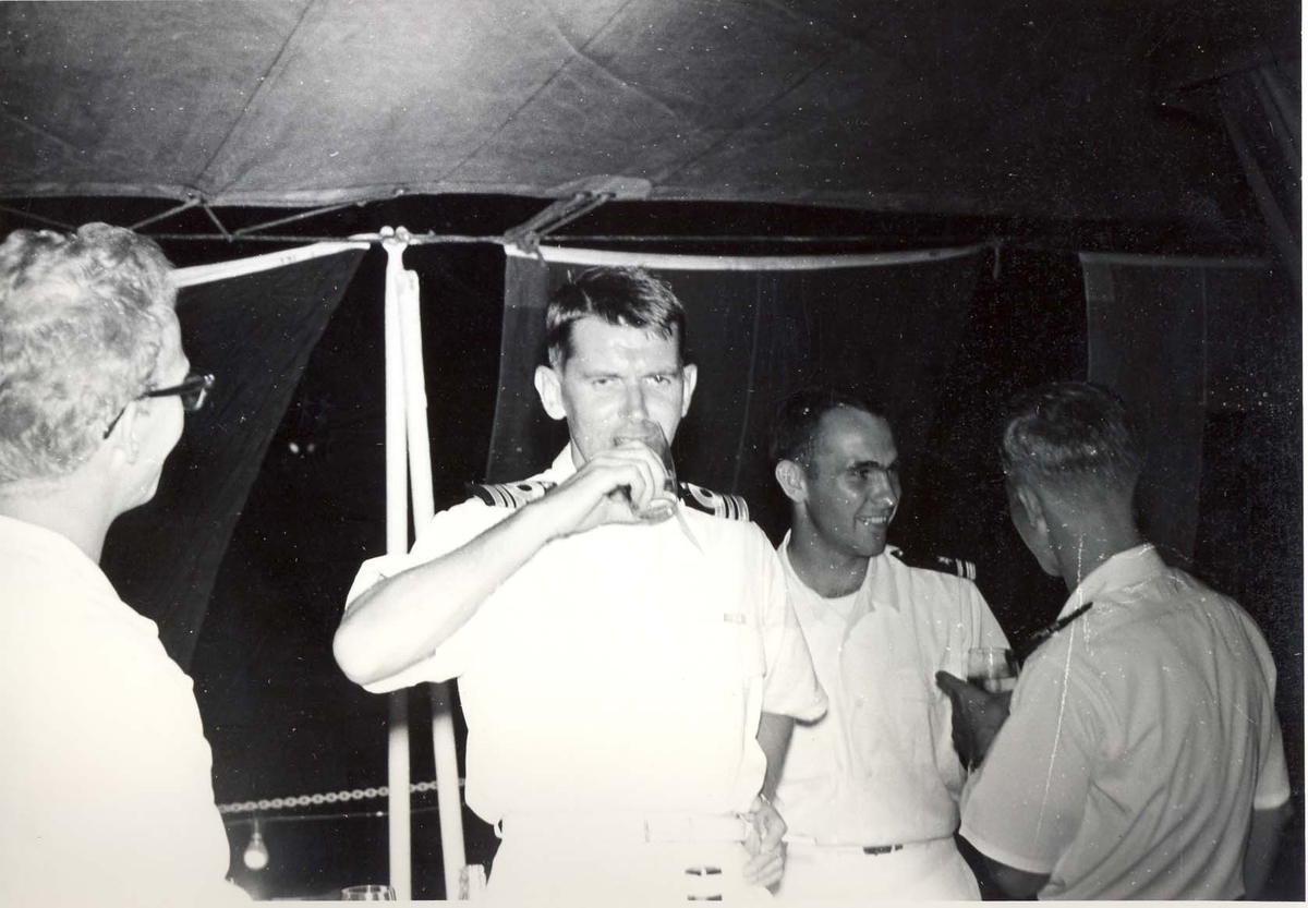 Enkeltbilde. C-kl jager, KNM Bergens tokt til Key West i 1962. her skåles det.