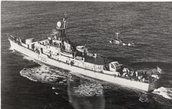 Fregatten KNM Oslo med helikopterJager av Cresent-klasse, i