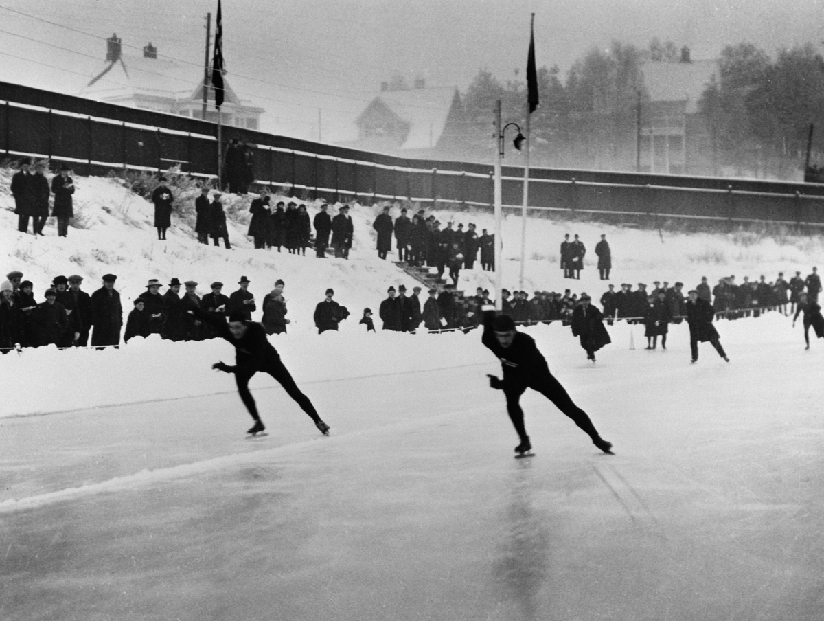 Hamar stadion, skøyteløp, Europamesterskap på skøyter 1923, EM 1923, Clas Thunberg fra Finland og Jakov Fjodorovitsj Melnikov fra Sovjetunionen går 10 000 meter, Arnold Clas Robert Thunberg, 

