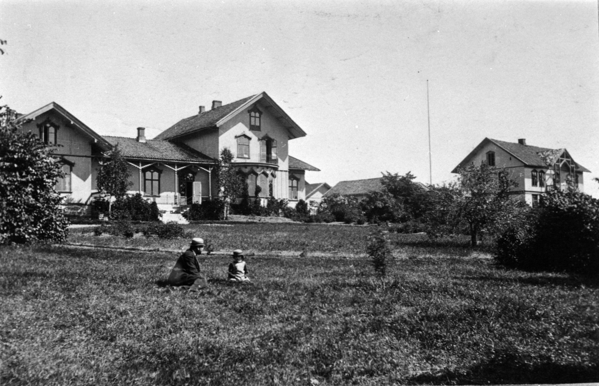 Hamar, Sagatun folkehøgskole, i forgrunnen Herman Anker (1839-1896), som grunnla landets første folkehøgskole her i 1864 og til høyre datter Ida Anker (1876-1945) gift Castberg,