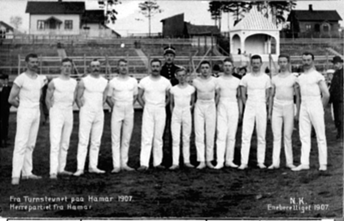 Postkort, Hamar, Utstillingsplassen, nasjonalt turnstevne i 1907, gruppe 11 turnere, Hamars herretropp, 
