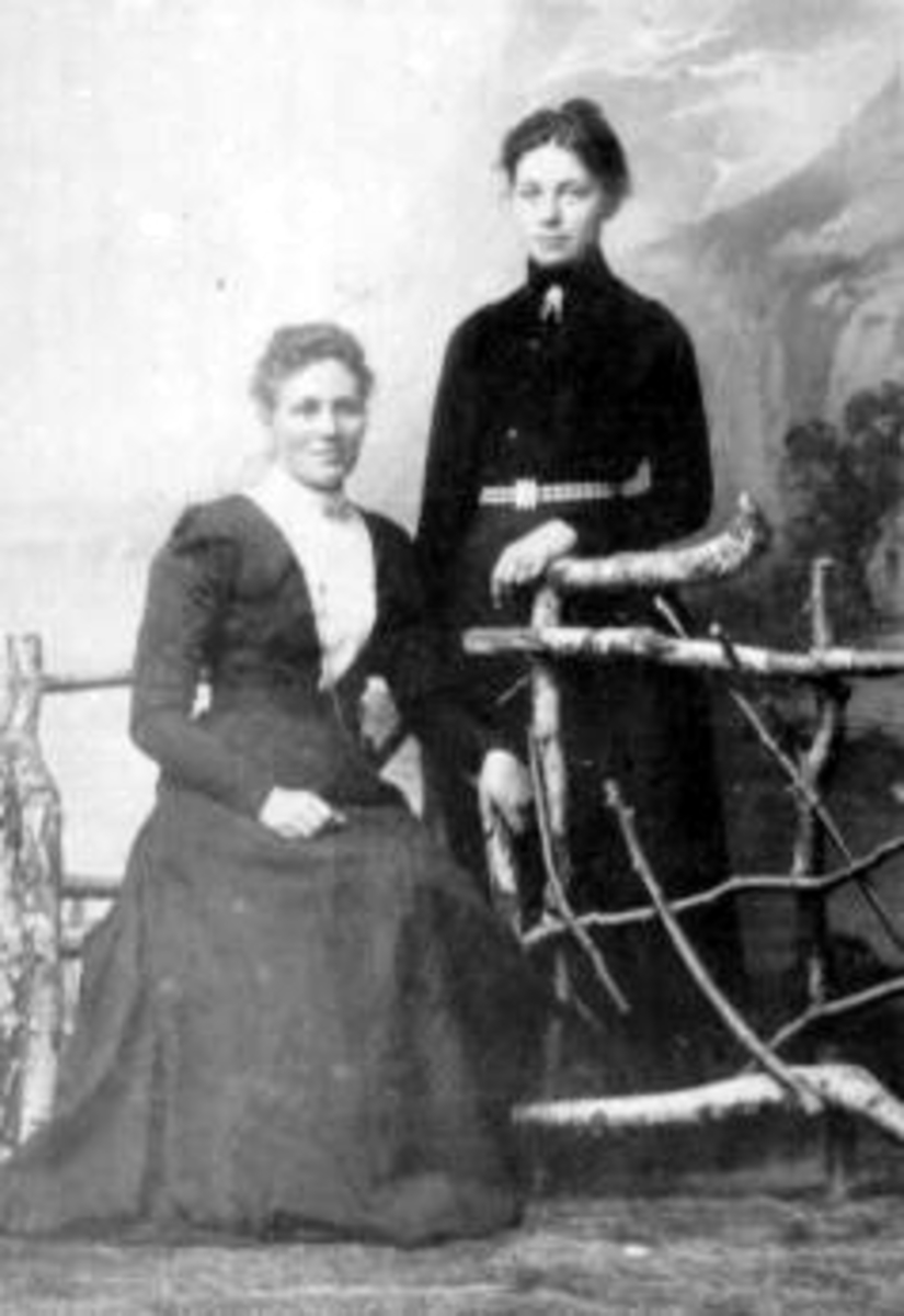 To damer i studio. Kristine Olsen, Alvhilde Homb. (Kristine Olsen er trolig hun som var lærer ved Helgøya skole 1896-1934).