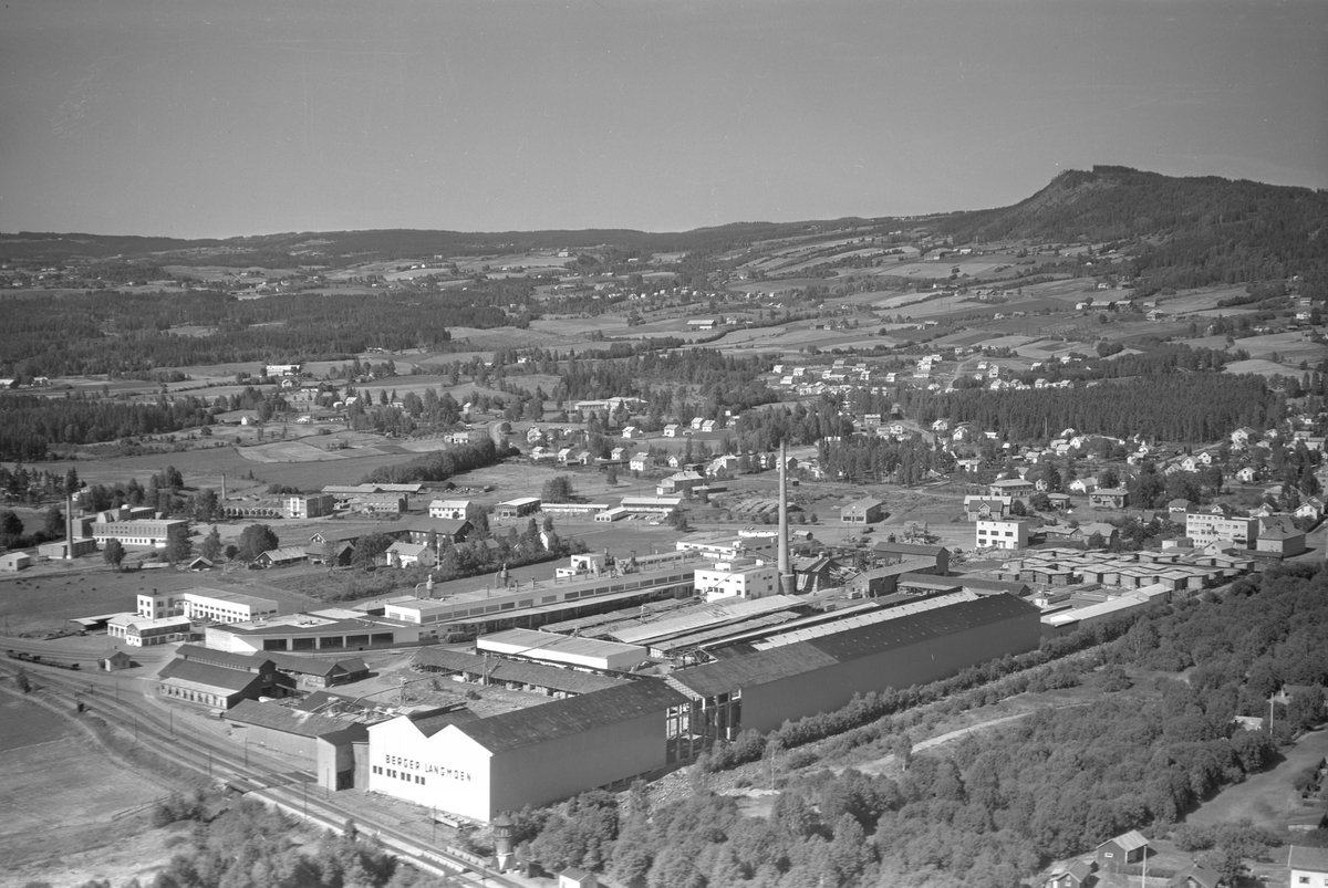 Flyfoto av Berger Langmoen fabrikk, Langmosaga, Brumundal, Bjørgeberget, Veldre.