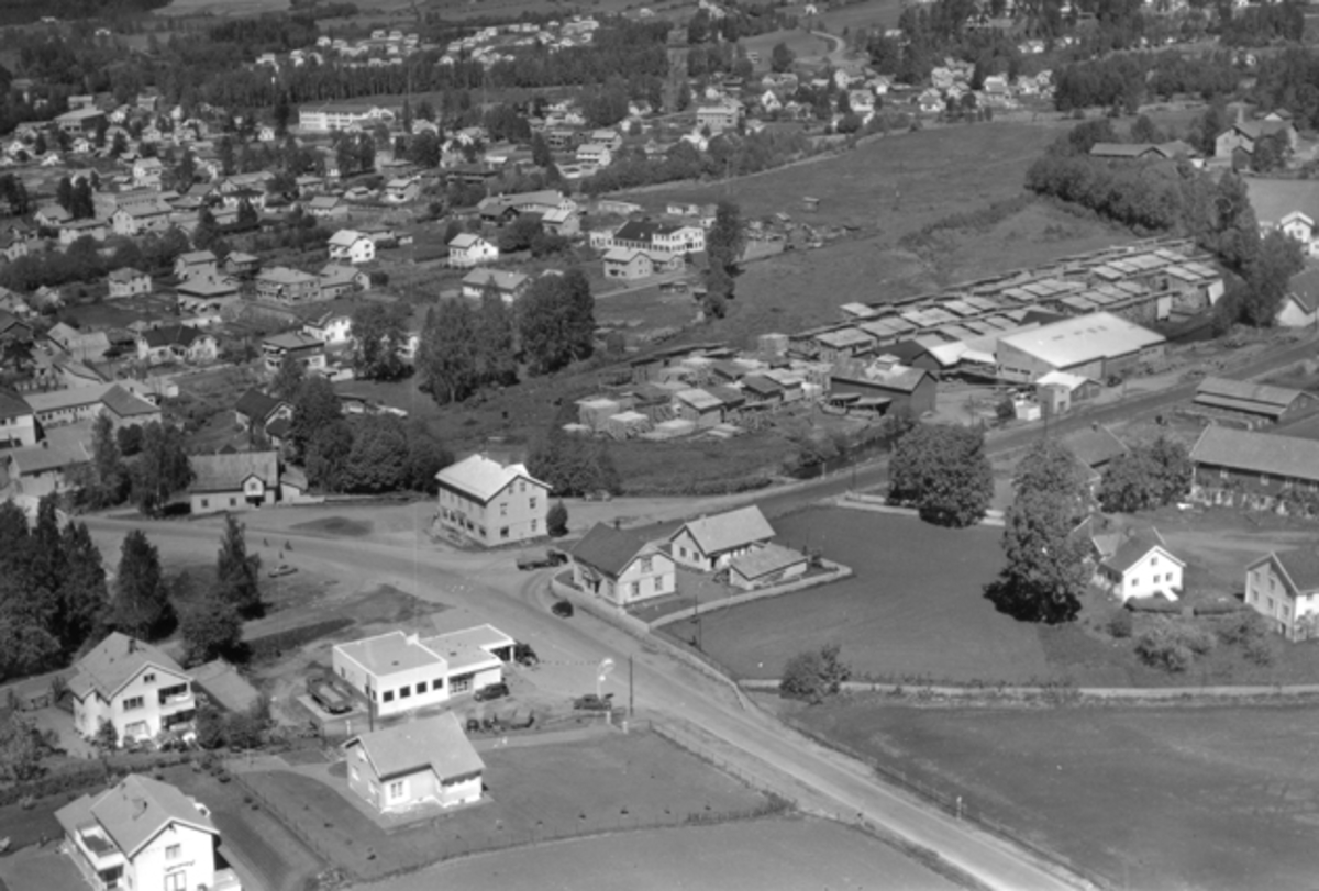 Flyfoto av Brumunddal med Buttekvern mølle, Kolloen kolonial, Telegrafstasjonen, Shell bensinstasjon, Lundby bruk.