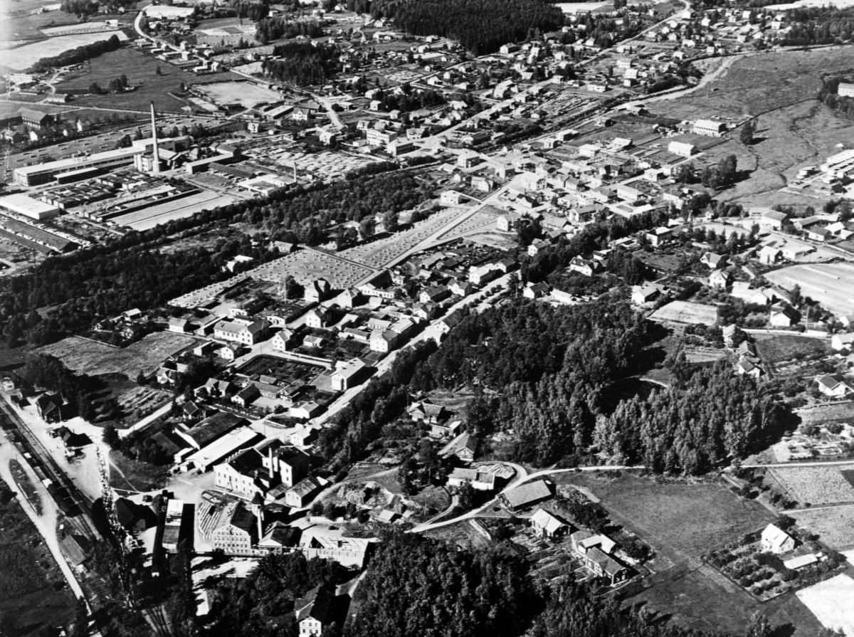 Flyfoto av Brumunddal, Helmer Husebys Meieri, Potetmjølfabrikken.