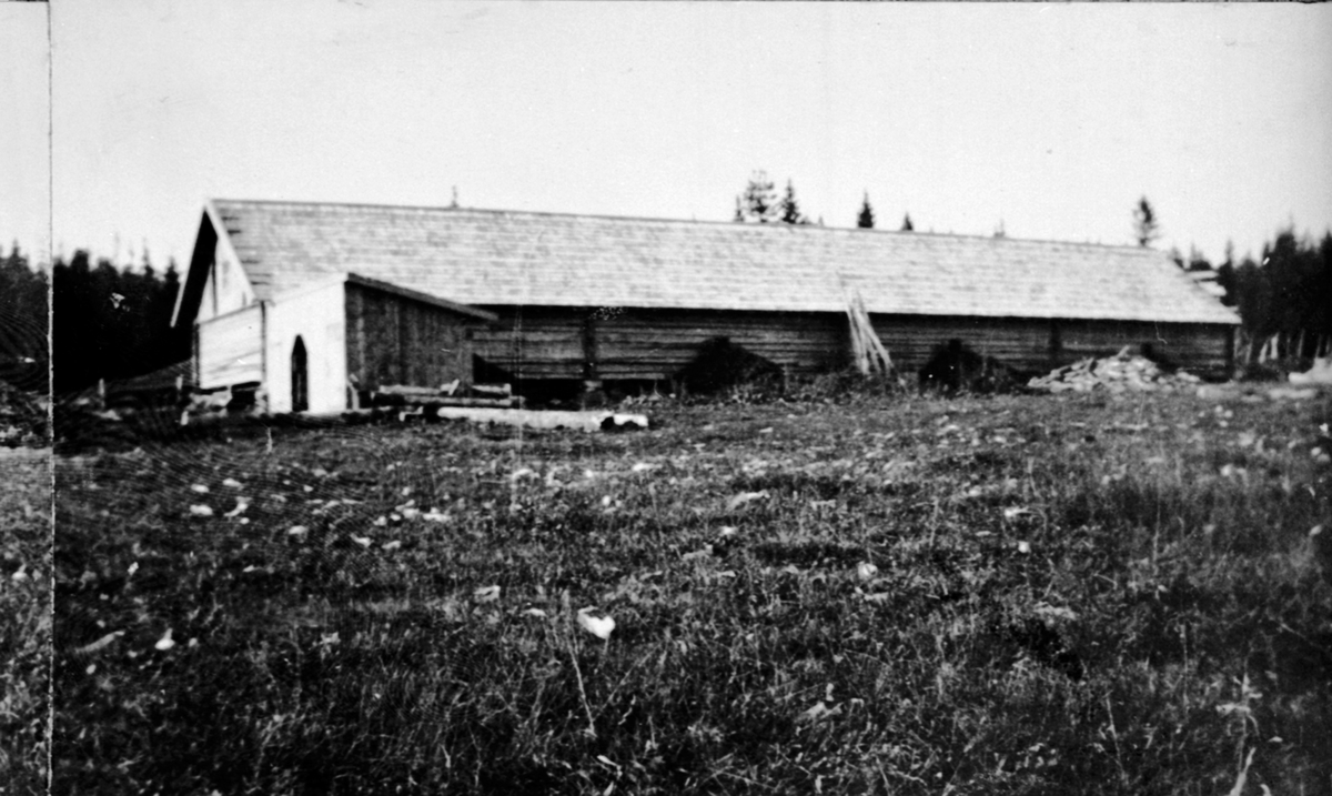 Eksteriør, fjøs på Lille Moste seter, tilhørende Hoel Gård, Nes, Hedmark. Nytt fjøs med plass til 80 kyr ble bygd før 1920 av Karl Kildal d.y. som brukte setra flittig.