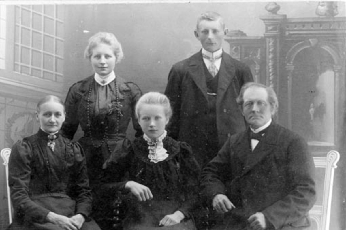 Else Fossen (1852-1938) og Tomas Jacobsen Kvisselien (1856-1941) med barna Johan (1888-1946) , Gunda f.1885 (gift Berger), Marie f.1893 (gift Kjendli-Huuse). Skjerven, Stavsjø.