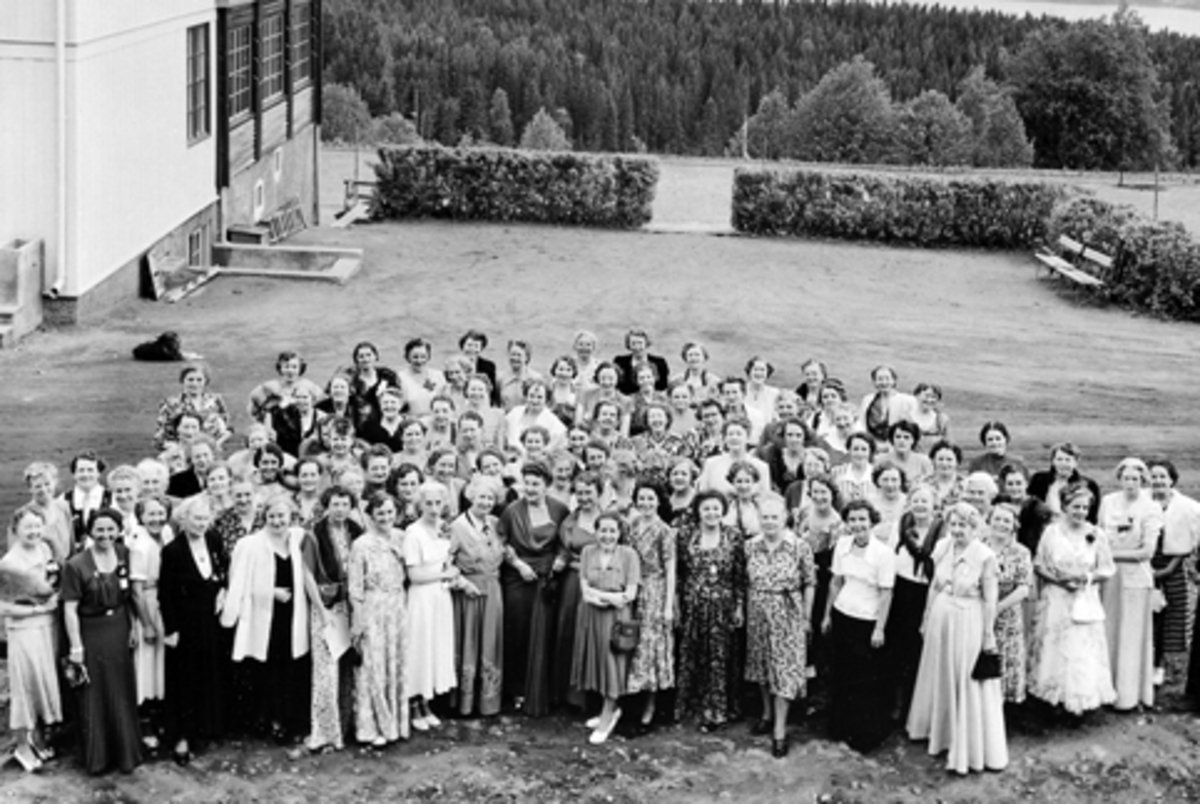 Stor gruppe damer, kvinnemøte på Høsbjør turisthotell, Furnes.