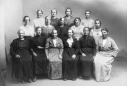 Gruppe 15 kvinner, damer. Bak fra venstre: Anna Nyseth, Anne