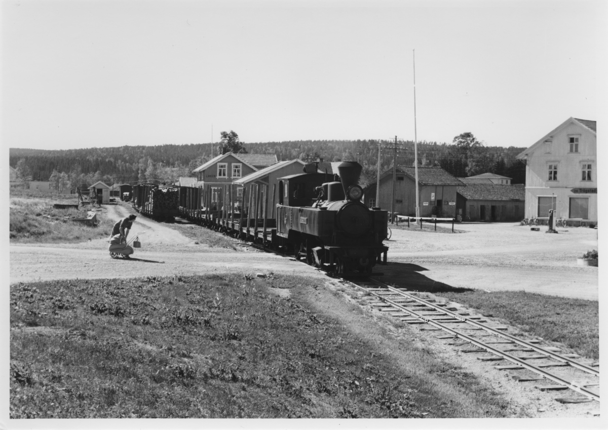 Lok 4 Setskogen med tog retning Sørumsand avventer avgang fra Løken stasjon.