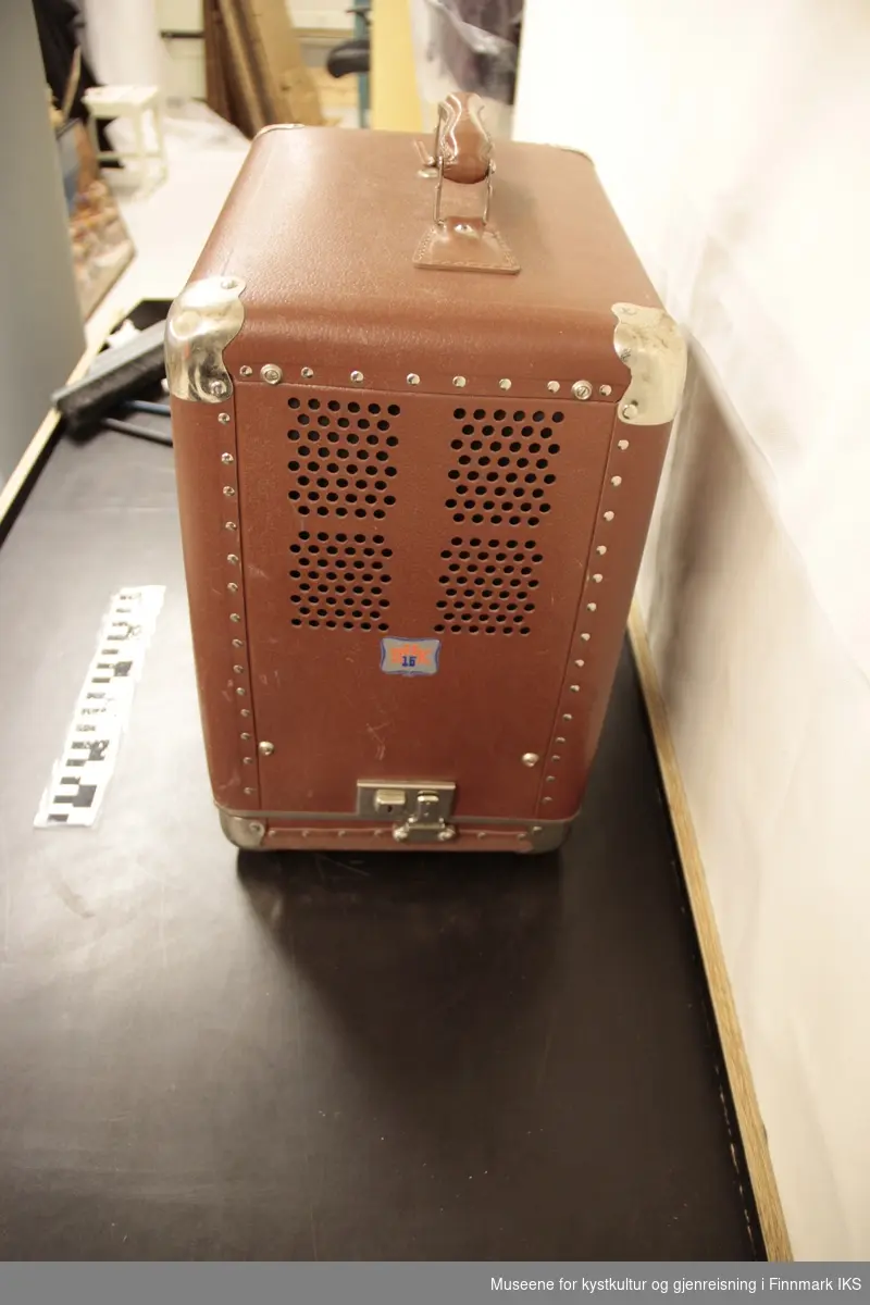 8 mm smalfilmframviser med høyttaler i kabinettet (stemplet HHK16 over på utsiden).