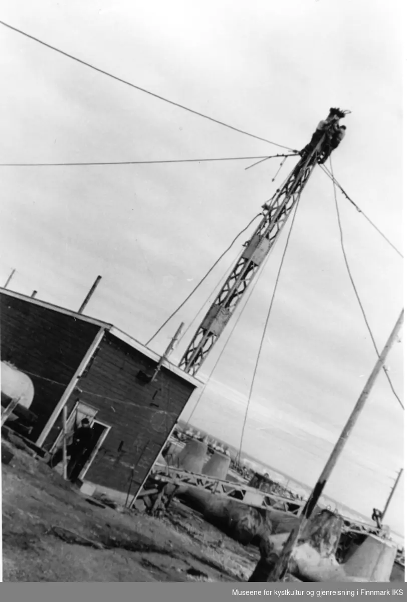 Arbeidsbrakke på Havnevesenets anleggsleir på Lagmannsneset. I brakka var det innredet et oppvarmet rom for avlesing av bølgemålerregistreringene, ca 1960