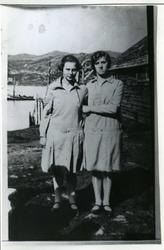 Solveig Hammari (født Korneliussen) og Dagmar Wikstrøm i Meh