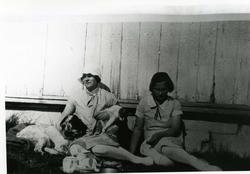 To ukjente kvinner (mor og datter?) koser seg i solveggen me