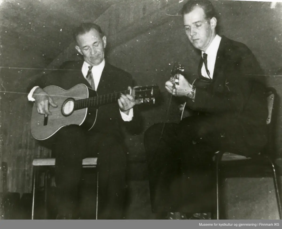 Charles Steinvåg og Ivar Thorstensen spiller på den gamle samfunnshusbrakka i Gamvik 1958/60.