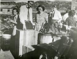 Hjalmar Bellika står på kaia i lag med kone og datteren Ninn