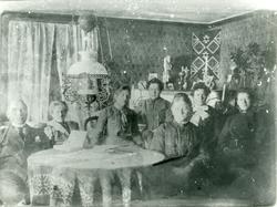 Familien B.T. Aas i sin stue i Mehamn ca. 1900.