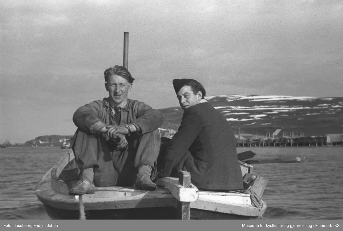 To personer i en robåt i Havøysund. 1947