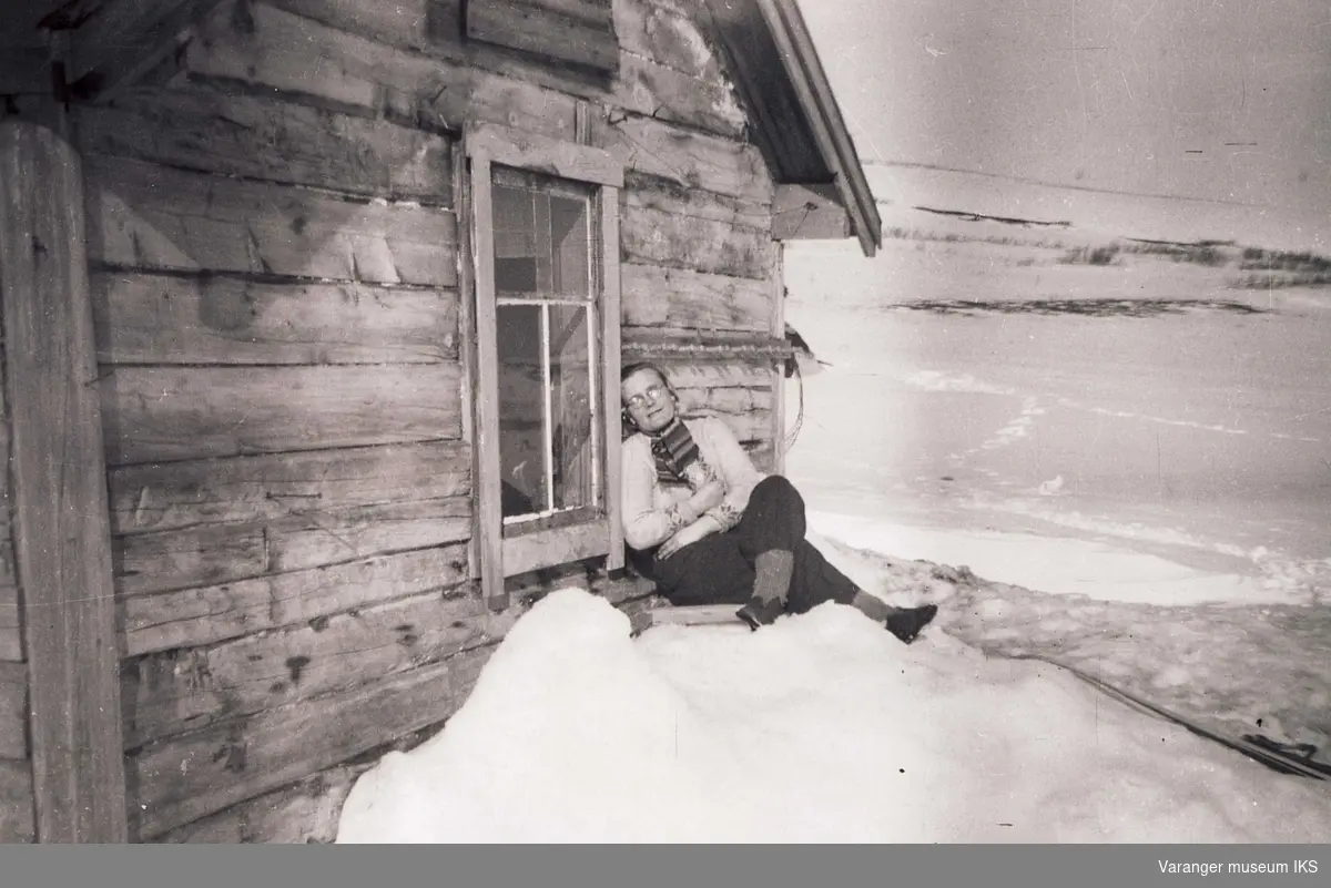 Ida Tuomainen etter skitur ved hytteveggen på Viinikkahytta. Ca 1950-tallet