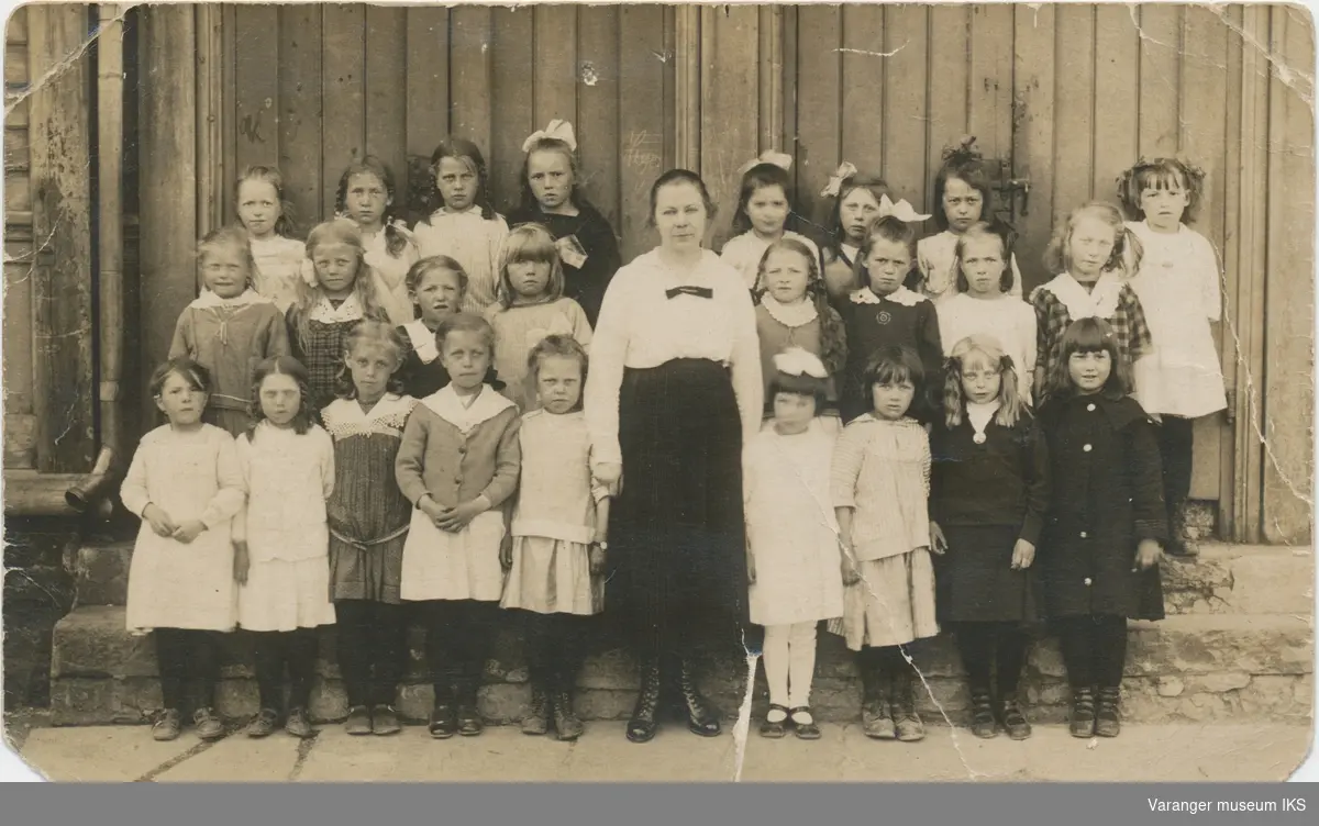 Postkort, jenteklasse ved Vardø barneskole