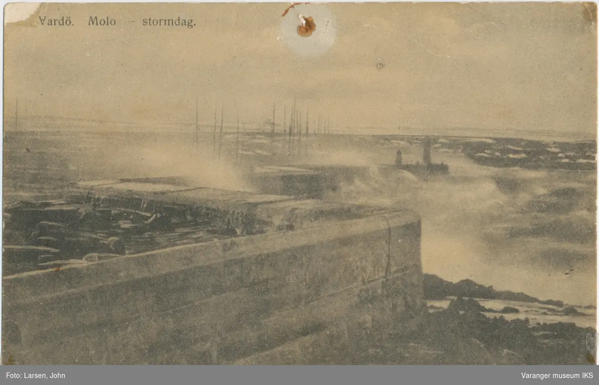 Postkort, moloen i storm, ca. 1900