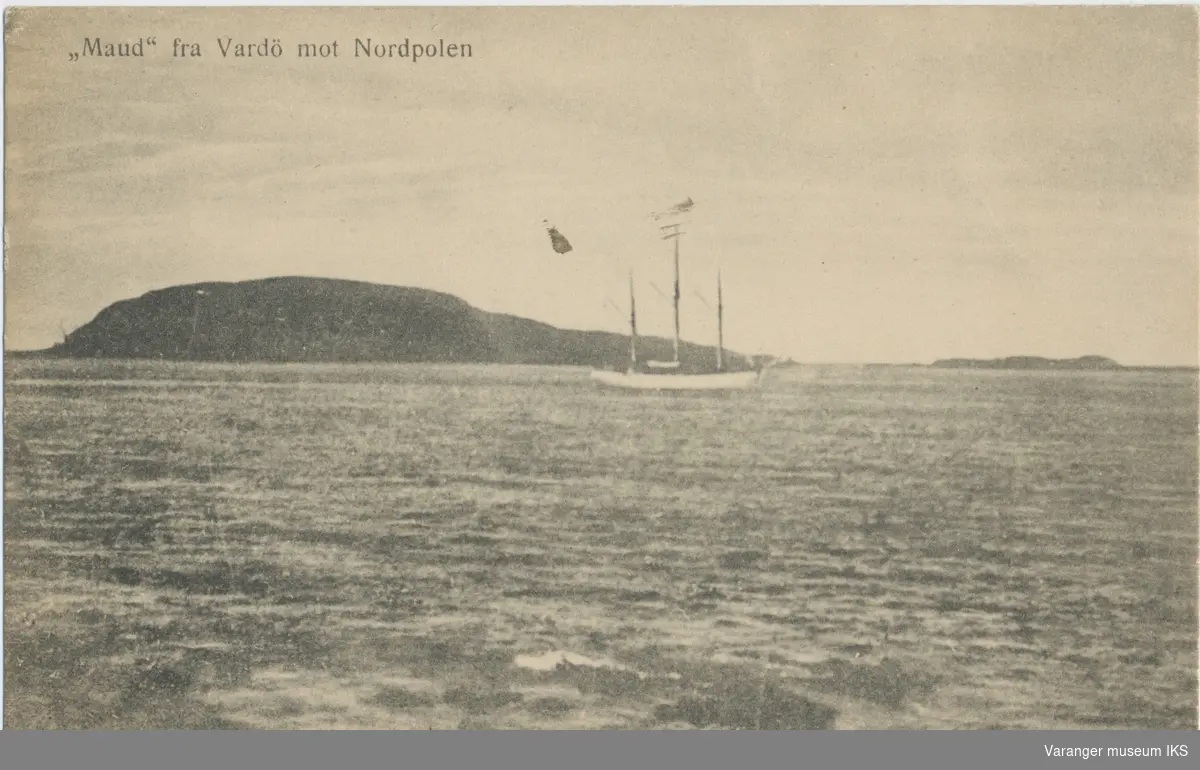 Postkort, Roald Amundsens polarskute "Maud" går fra Vardø mot Nordpolen, Hornøya i bakgrunnen, 18. juli 1918