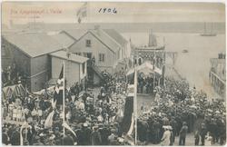 Postkort, kongebesøk i Vardø, kong Haakon VII ankommer kai i