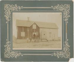 Severin B. Karlsen med familie foran Søndre Berggate 14 unde