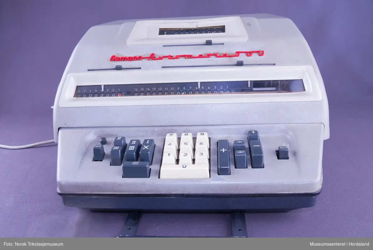 Elektrisk, heilautomatisk kalkulator med alle fire rekneartar og minneverk. I overgangen frå reknemaskiner med pluss/minus, og alle fire rekneartar. Frå 1960-åra. 

Mekanisk-elektrisk: Mekanisk sifferverk, men går på straum. 16-sifra maskin, stor kapasitet.