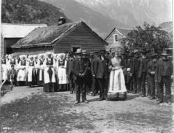 "Brudefølge i Hardanger", Asgjerd og Oddmund O. Løyning