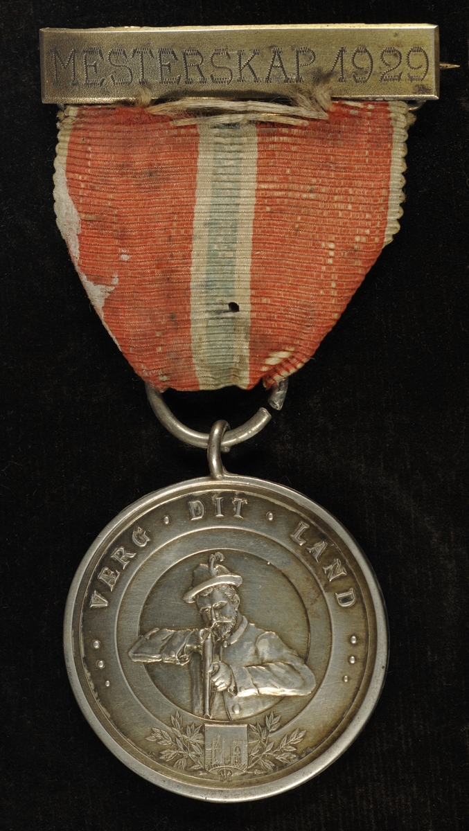 På framsiden av medaljen er det bilde av overkroppen av en mann med børse. I nedre del finnesTrondheims byvåpen over grener med blader. På baksiden er det en ring sammensatt av små sirkler.
