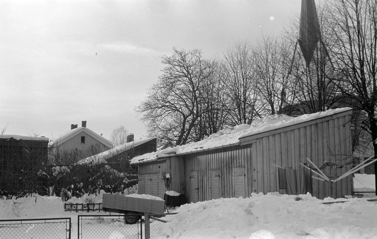 GRØNNEGT. 101 i Hamar, M 114, UTHUS. Hamar domkirke t. h. 