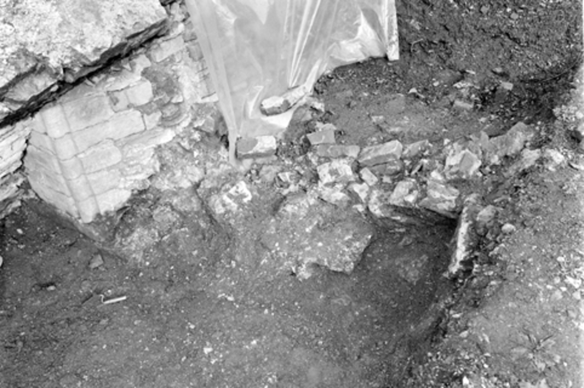 Arkeologiske undersøkelser i kjellerruin vest for drengestua 1986-1989. Østvegg i den eldste kjelleren.