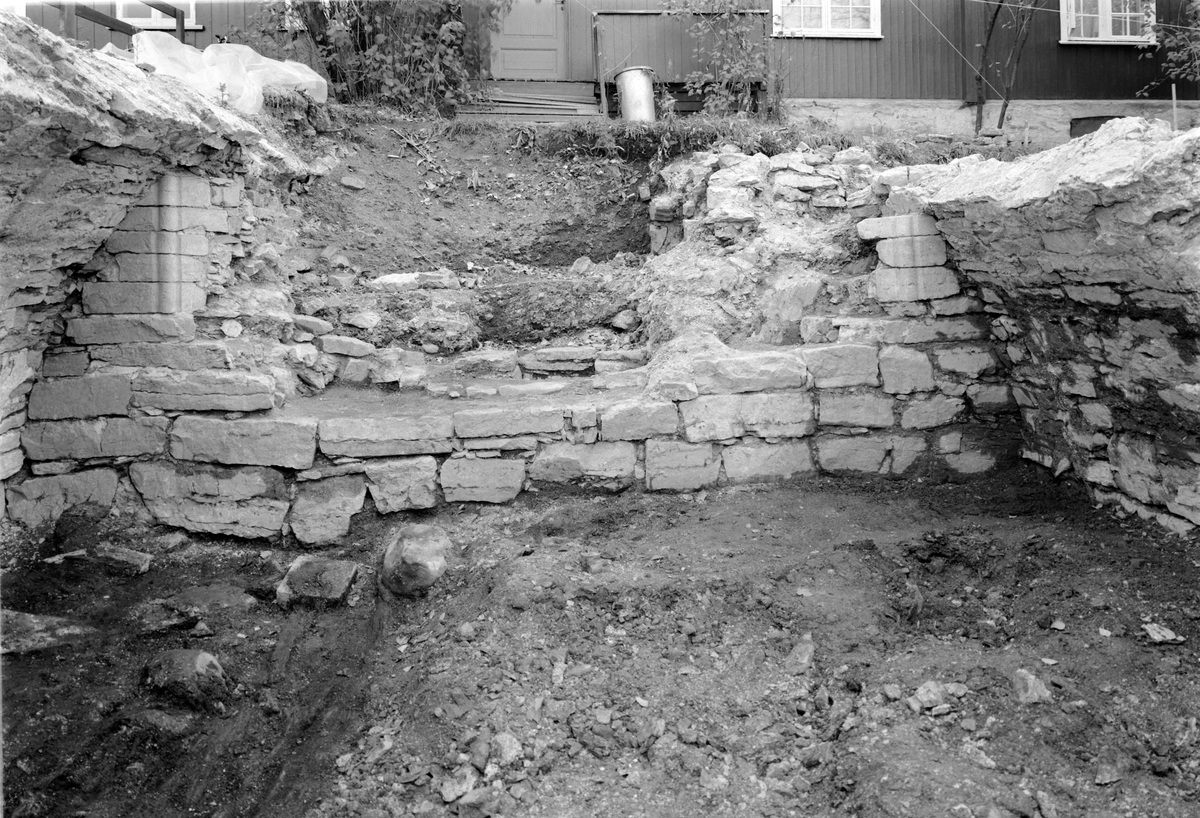 Arkeologiske undersøkelser i kjellerruin vest for drengestua 1986-1989. Østre del av den eldste kjelleren under utgravning 1988.