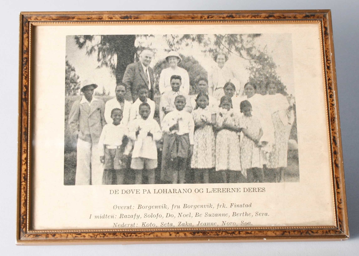  Gruppefoto av lærere og elever ved en døveskole i Loharano