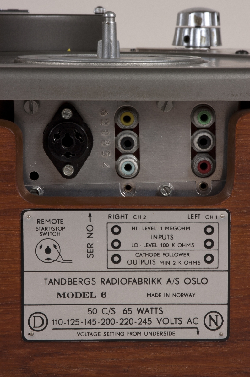 Firespors båndopptaker i kabinett av teak. Mono og stereo inn- og avspilling med AB-test. 10 rør. 3 lydhoder. Båndhastighetene 1 7/8, 3 3/4, 7 1/2. For 7"-spolebånd.