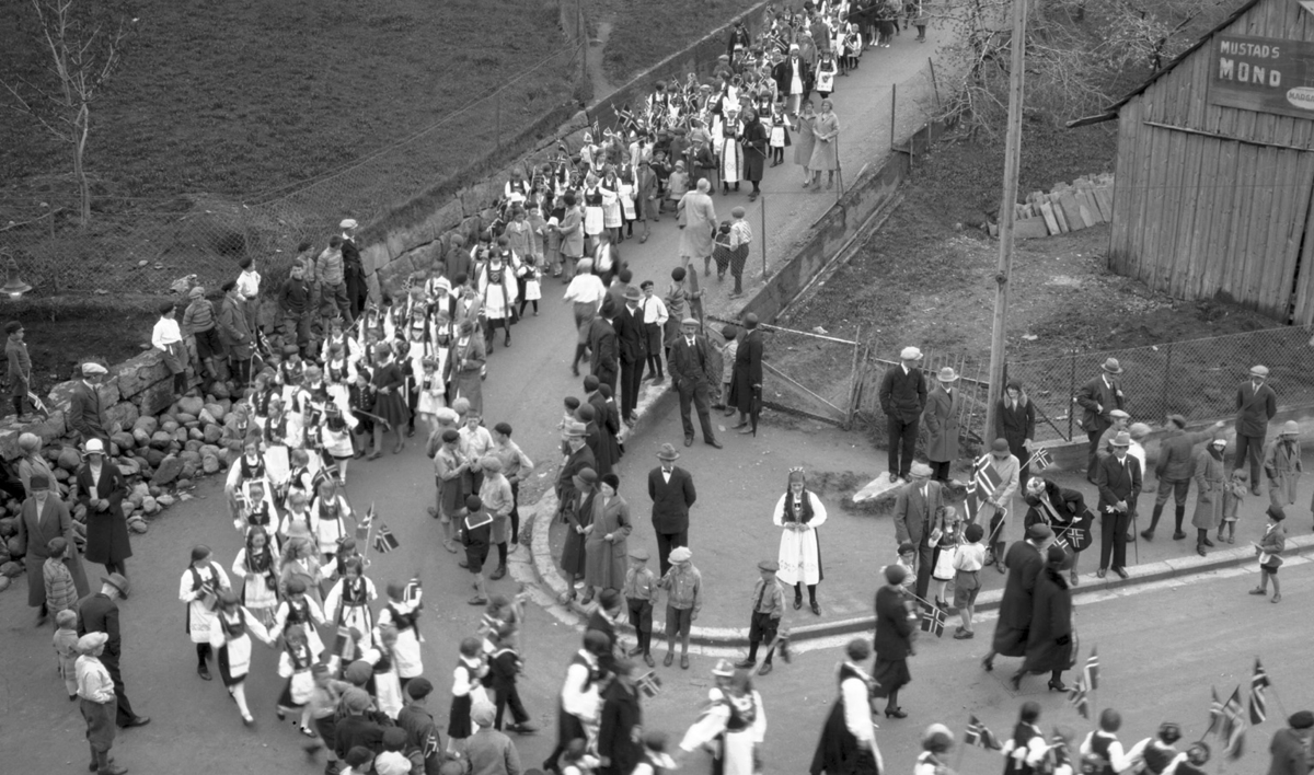 Folketog ved Naftabakken, 17. mai 1931. Bustetunløa til høgre