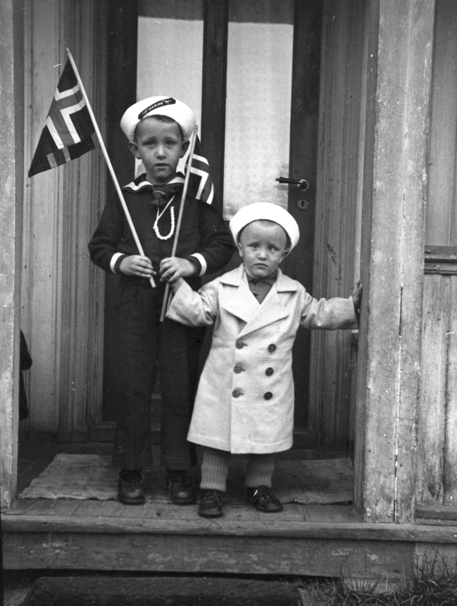 To barn med flagg