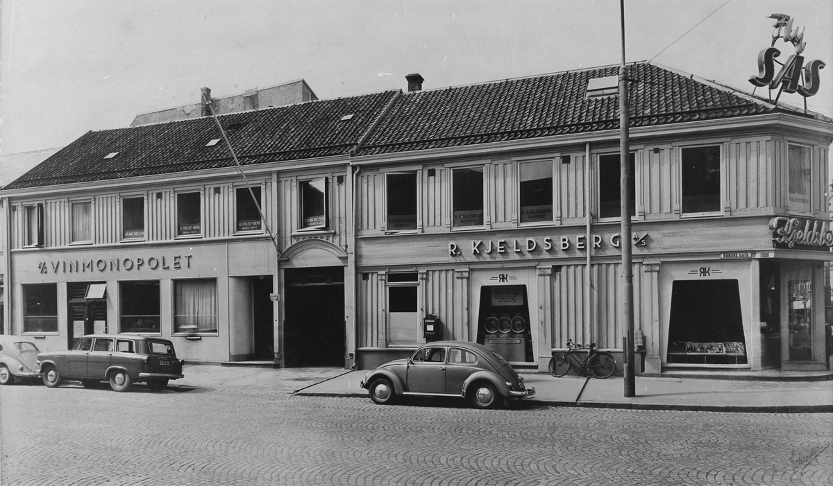 R. Kjeldsbergs butikk i O. Tryggvasons gate og Vinmonopolet i Søndre gate