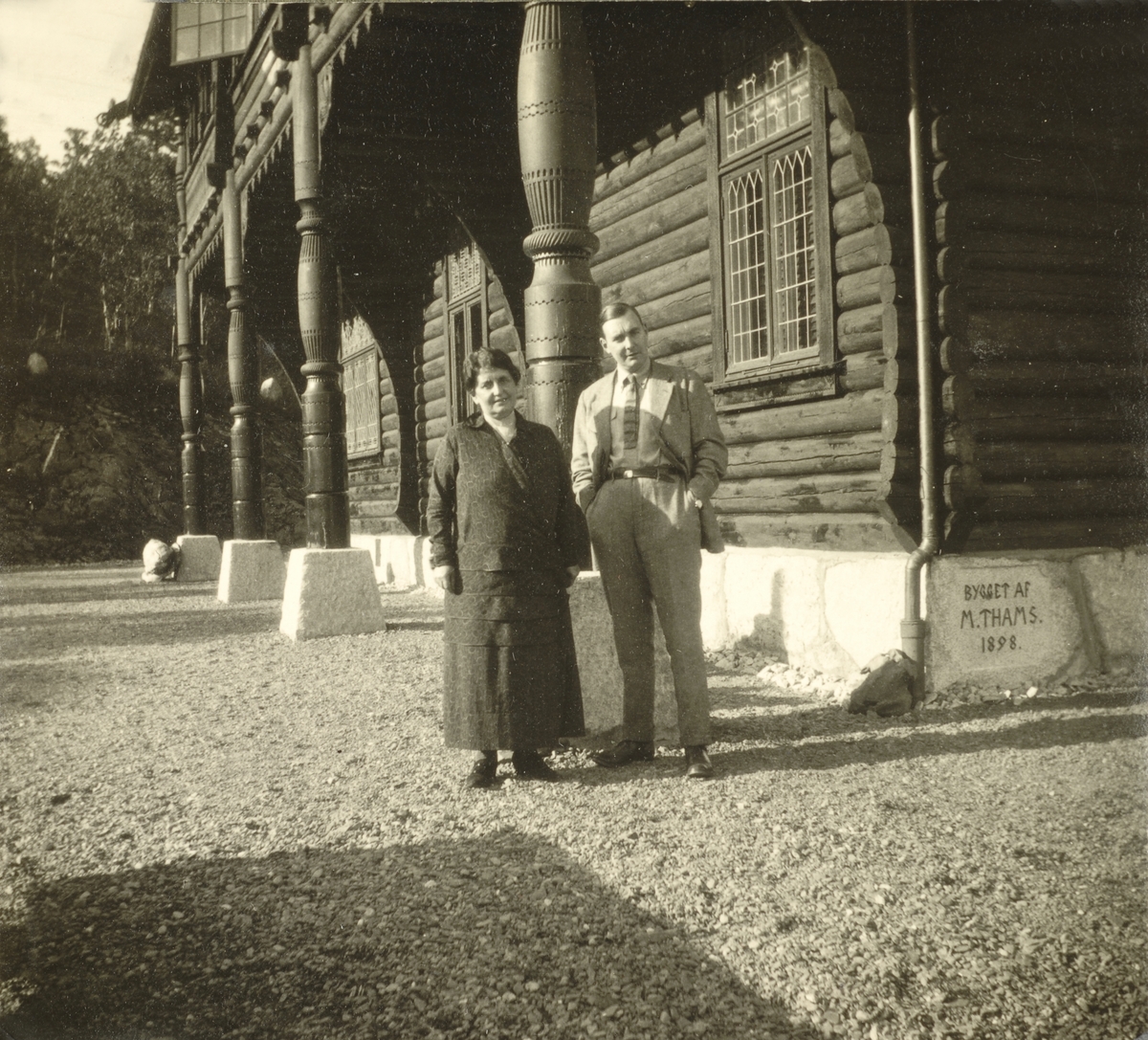 Eugenie Thams sammen med sin eldste sønn, Marentius, utenfor hovedbygningen på Fjellheim gård i Meldal.