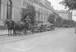 Bjarne August Ericksons begravelsfølge i kortesje til Tilfre