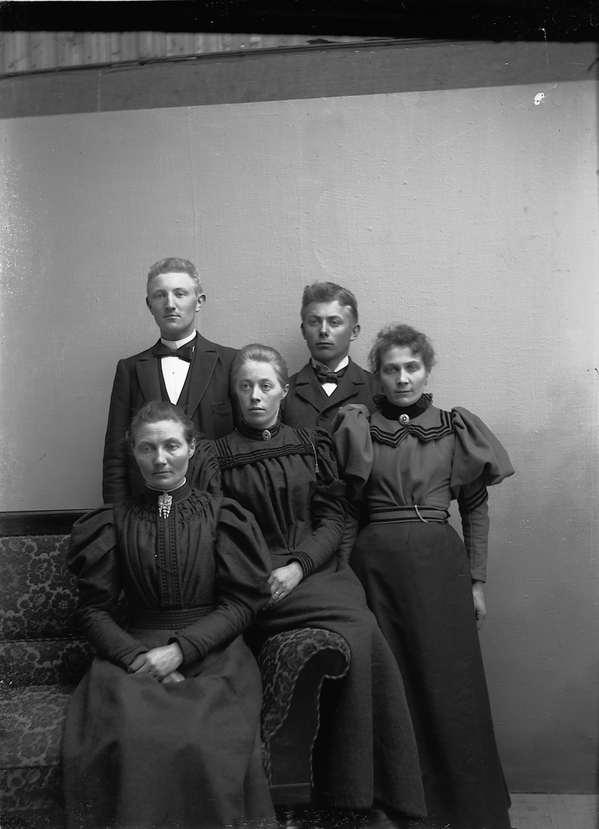 Fem personer. Foran fra venstre er Anette Bratberg, Agnes Gaalaas (1874-1946), Agnete Kvam. Bak fra venstre er Even Bratberg, Knut Bye (1879-1928).