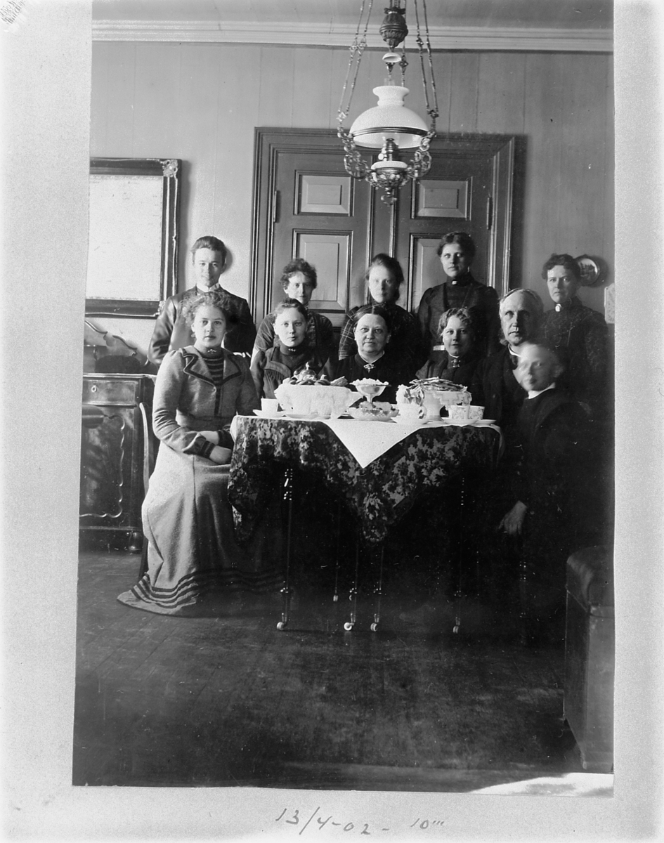 GRUPPE 11 UKJENTE, MENN, KVINNER, BARN, INTERIØR, KAFFEBORD, LAMPE. 13-4-1902. 