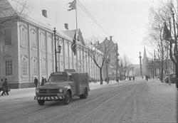 Kjøretøy fra E.C. Dahls Bryggeri i Munkegata ved Stiftsgårde