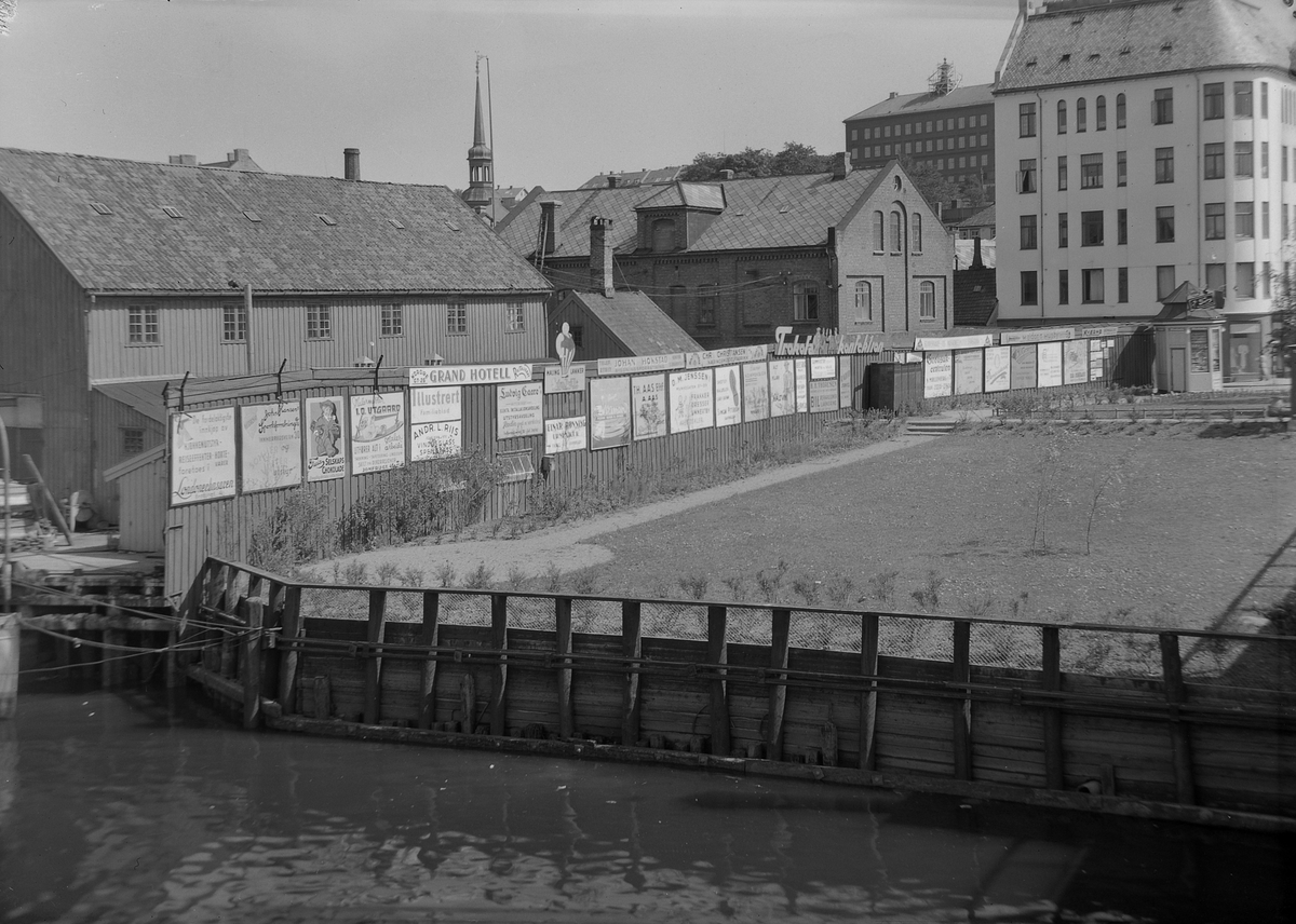 Plankegjerde ved Bakke bro fotografert for Hermens reklamebyrå